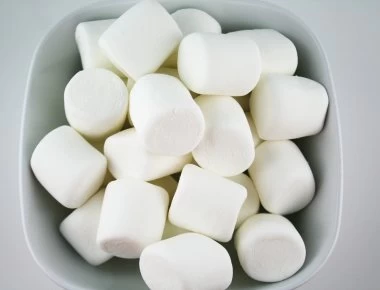 Μία πολύ εύκολη συνταγή για νόστιμα marshmallows (βίντεο)